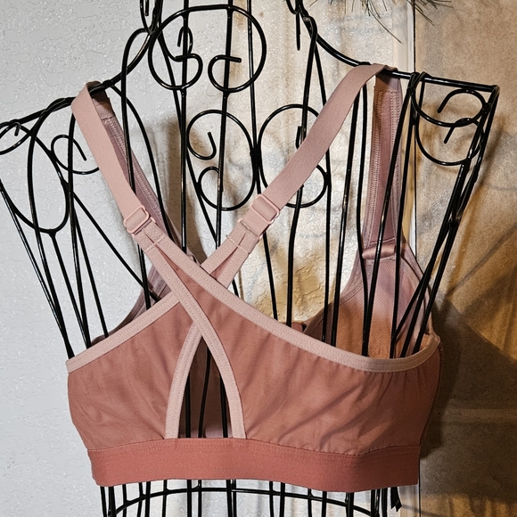 Victoria Sport Knock Out Athletic Bra - Picture 2 of 10